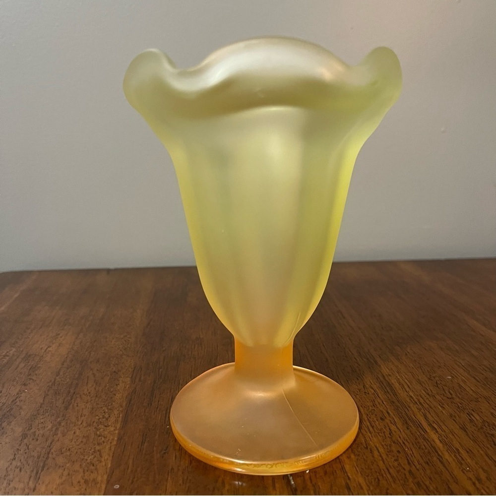 Vintage LIBBEY Frosted
Sundae Glass with Scalloped Rim Yellow & Orange Base